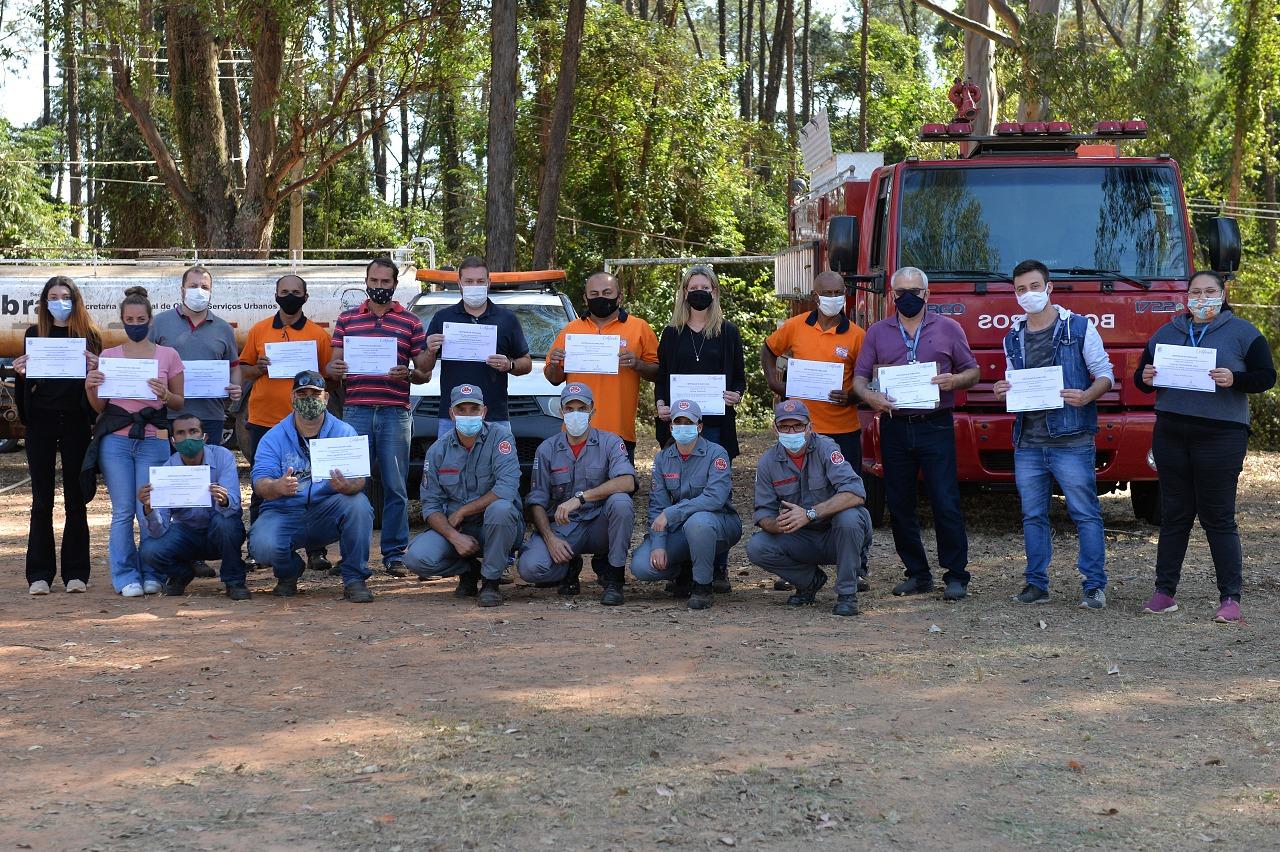 Servidores de limeira na manhã de ontem receberam treinamento de combate a incêndio