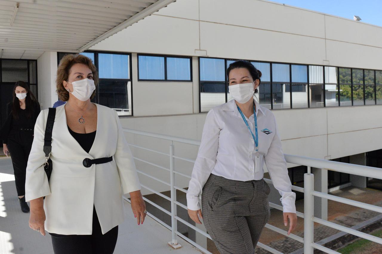 Roberta Botion recebe doação de cobertores e meias de multinacional