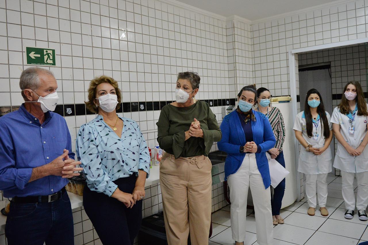 Prefeitura de Limeira entrega carta de agradecimento a vacinadores do Limeirão