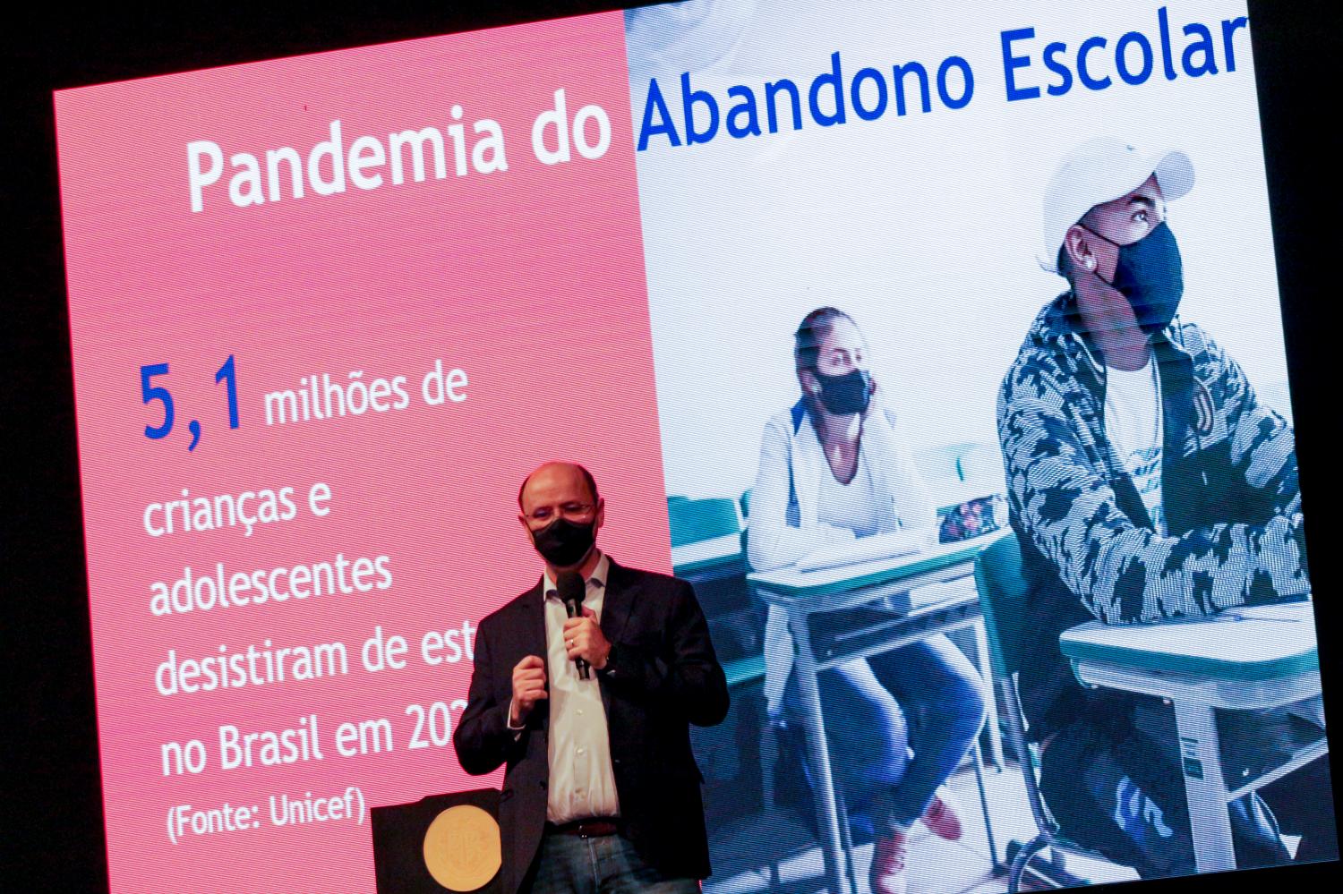 SP pagará R$ 1 mil para manter alunos do ensino médio na escola