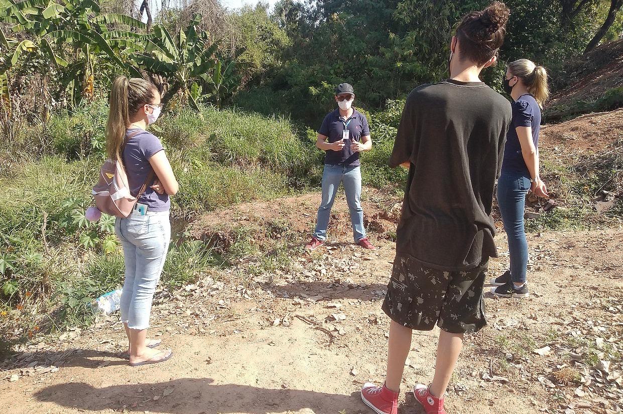 Universitários participam de atividade de educação ambiental