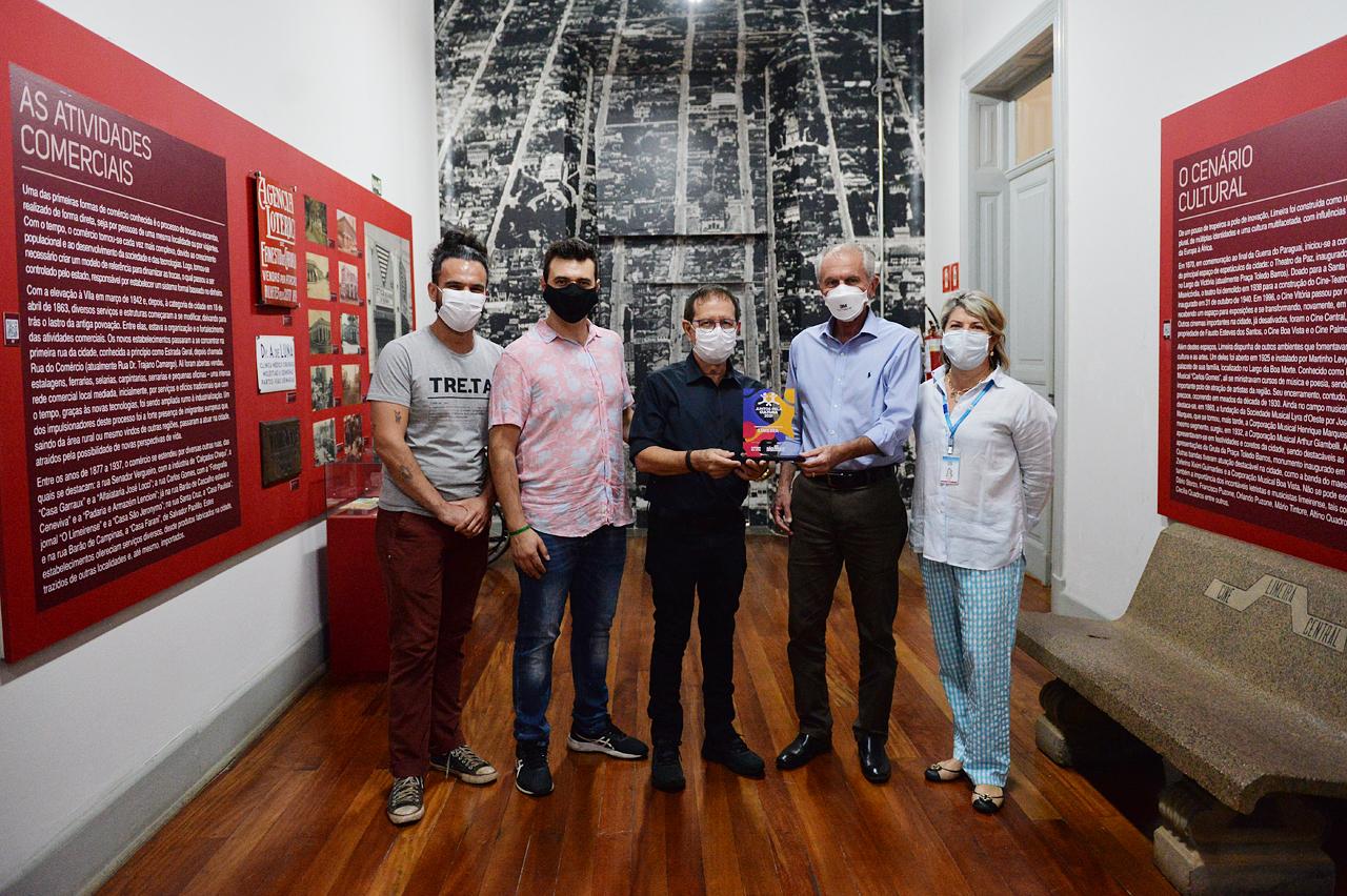 Prefeito de Limeira visita exposição de longa permanência no Museu