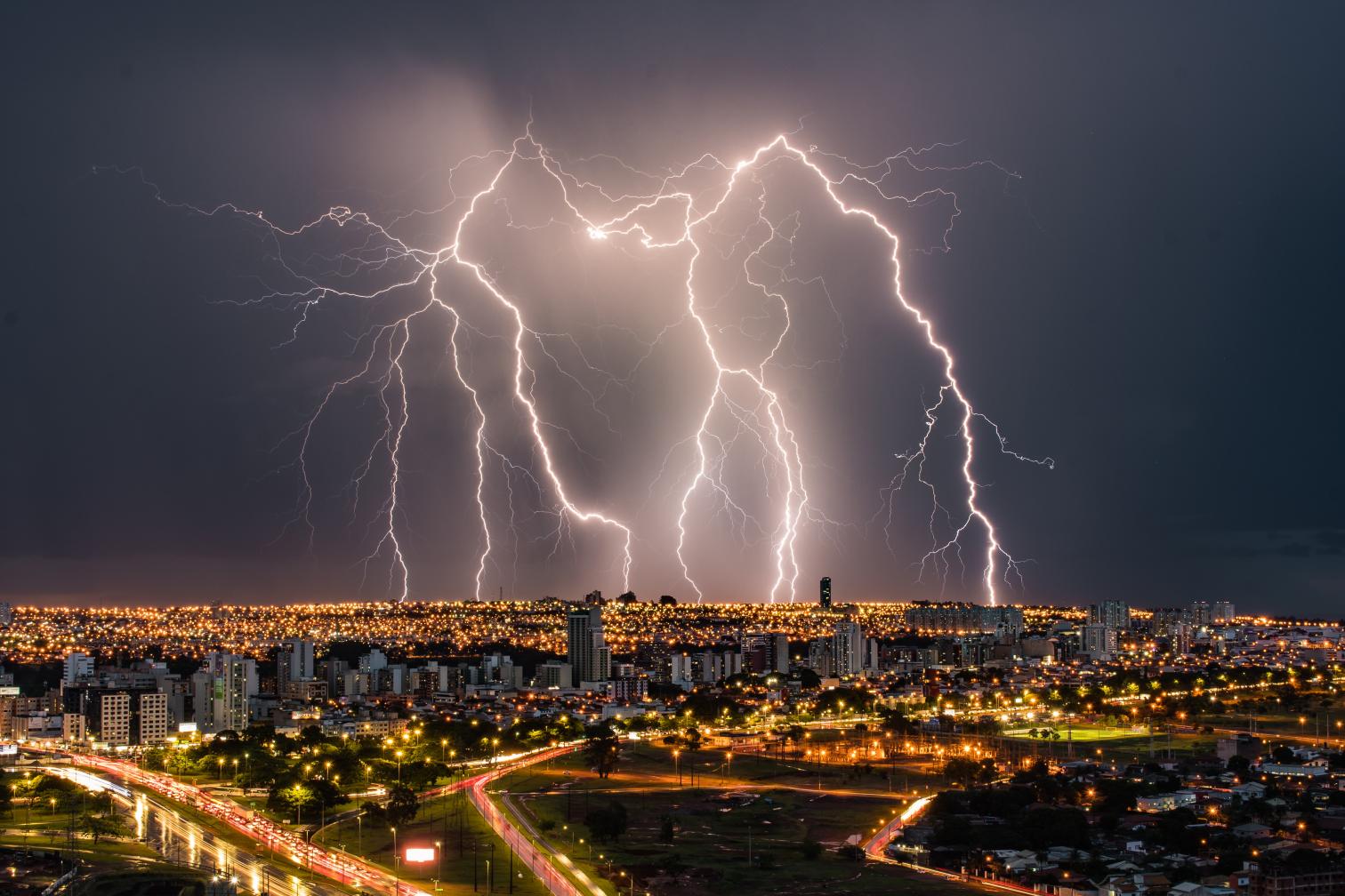 Chuva e raios em quase todos os estados brasileiros
