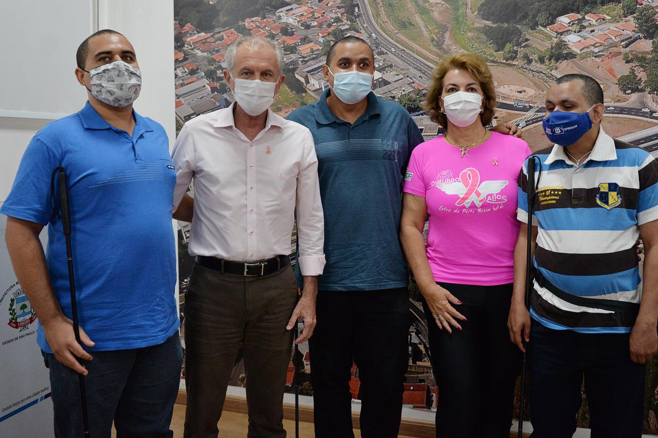 Prefeitura de Limeira recebe doação de bengalas para atendidos do João Fischer