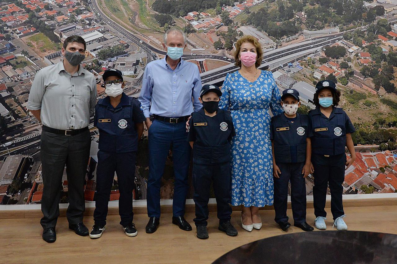 Crianças recebem fardas utilizadas pela GCM de Limeira
