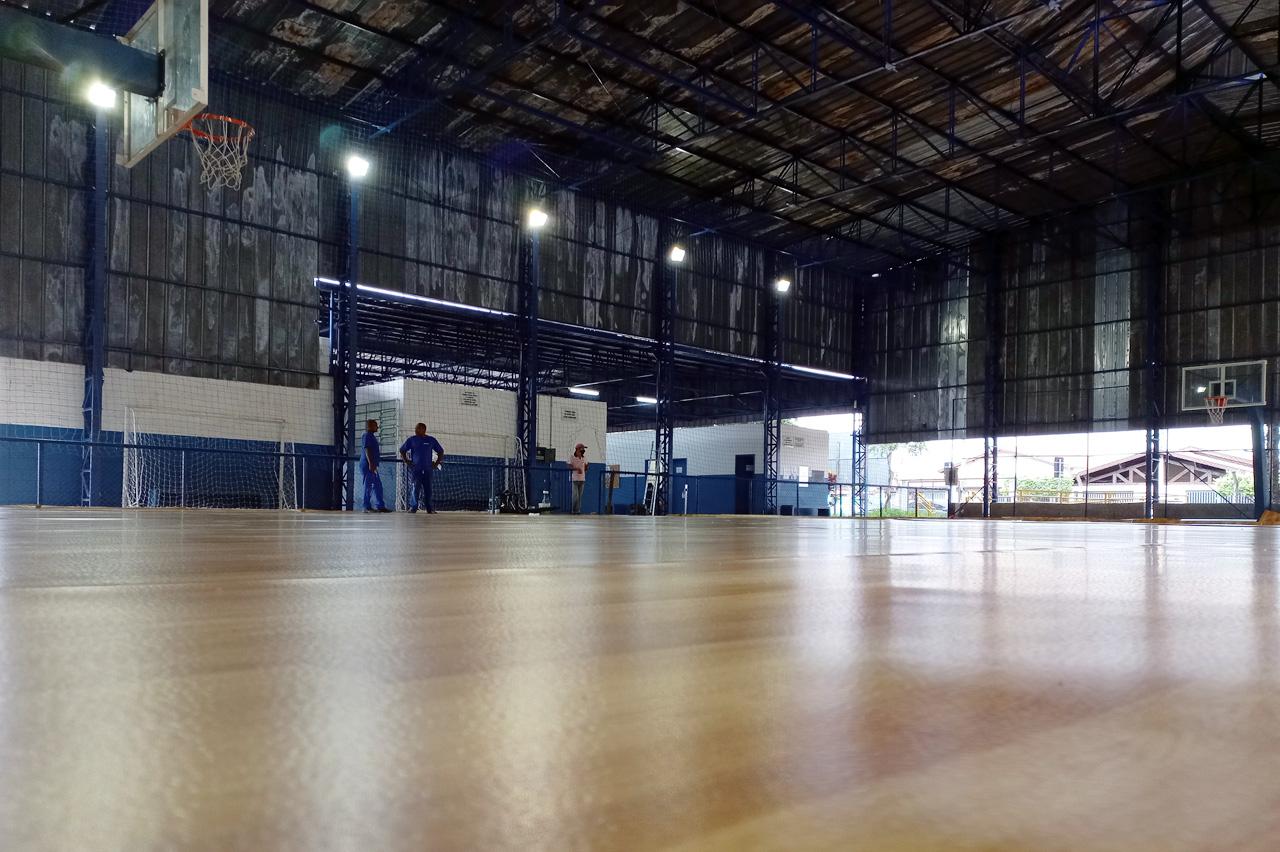 Quadra poliesportiva de Centro Comunitário de Limeira é revitalizada e ganha equipamentos
