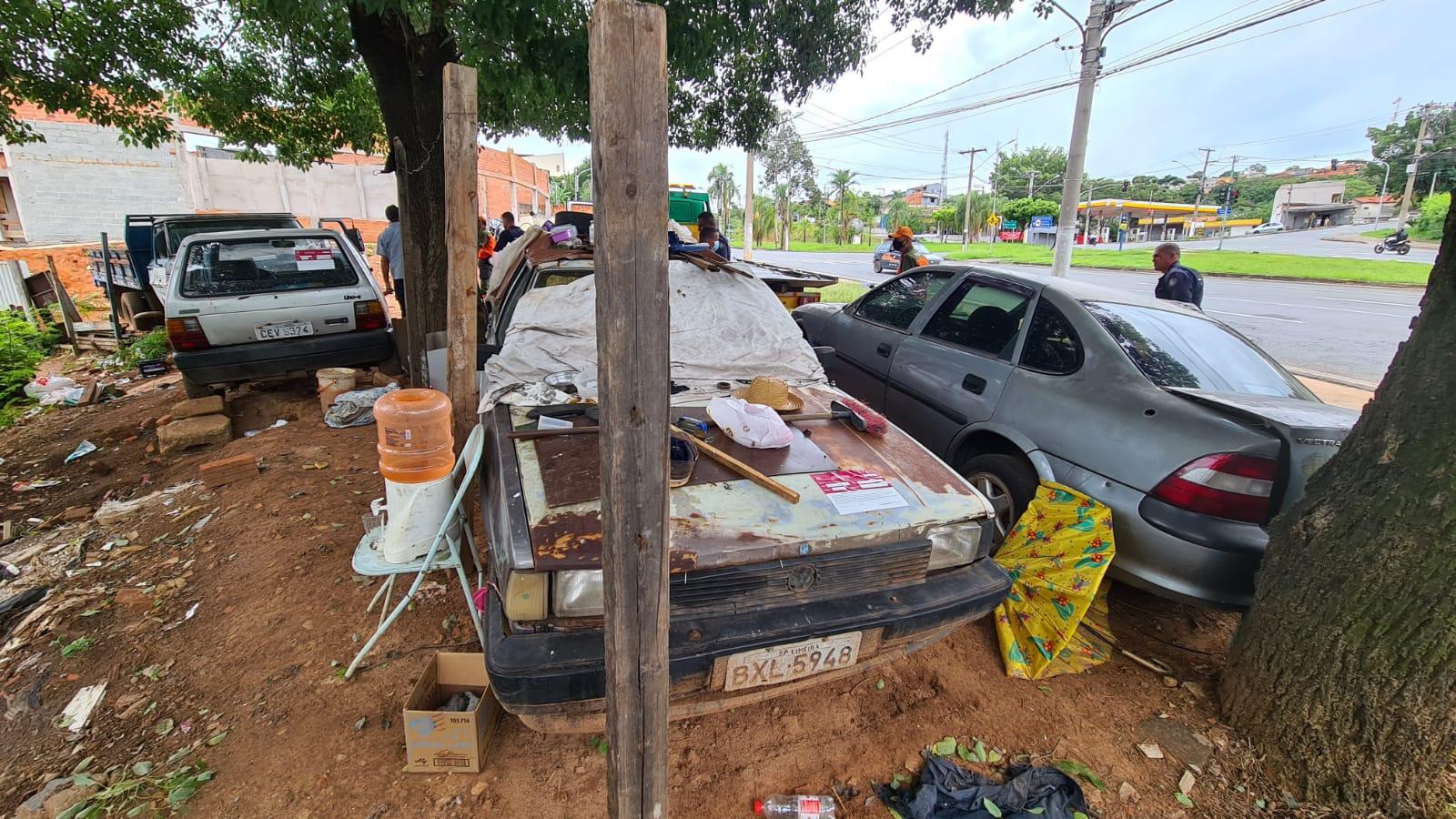 Veículos em estado de abandono são recolhidos em Limeira