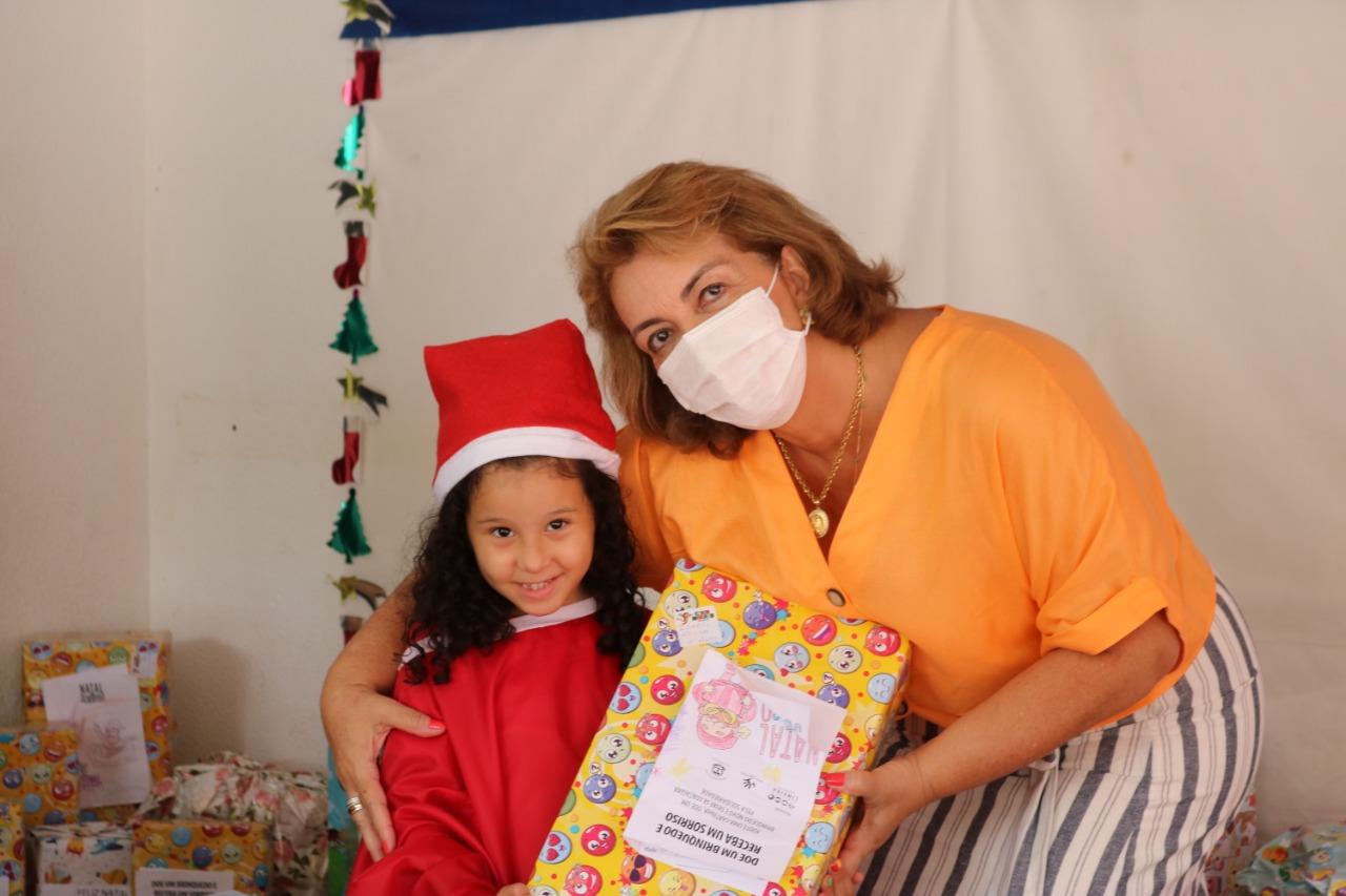 “Natal com Sorriso” distribui brinquedos para escolas municipais de Limeira