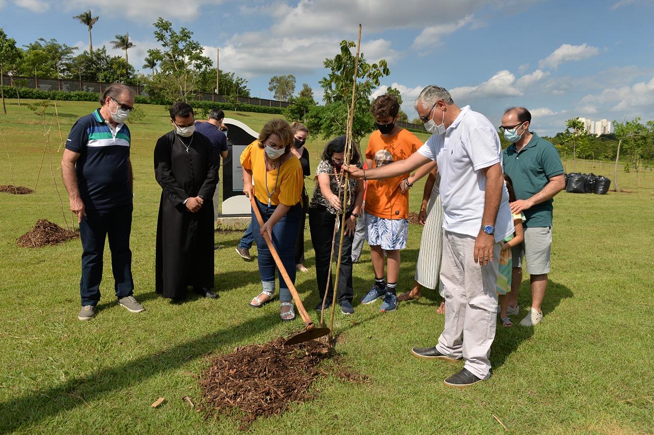 Sob forte emoção, primeira-dama de Limeira e familiares inauguram bosque