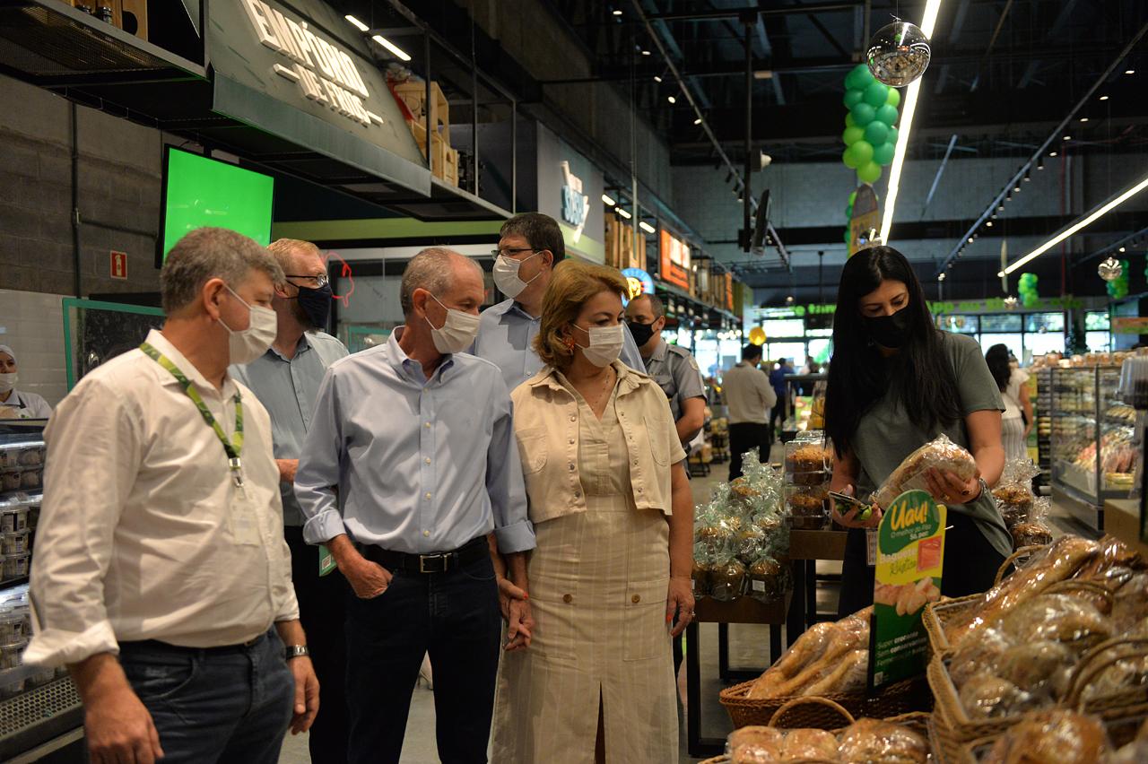 Prefeito e primeira-dama participam de inauguração do Pão de Açúcar em Limeira