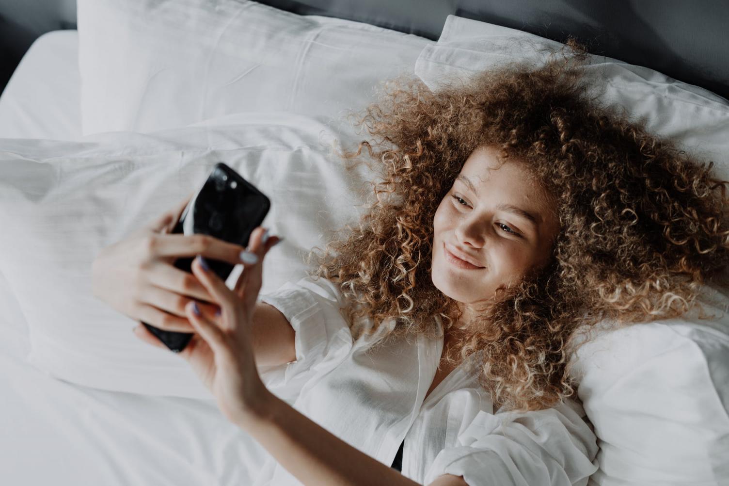 Brasil é o país que mais gasta tempo no celular diariamente no mundo