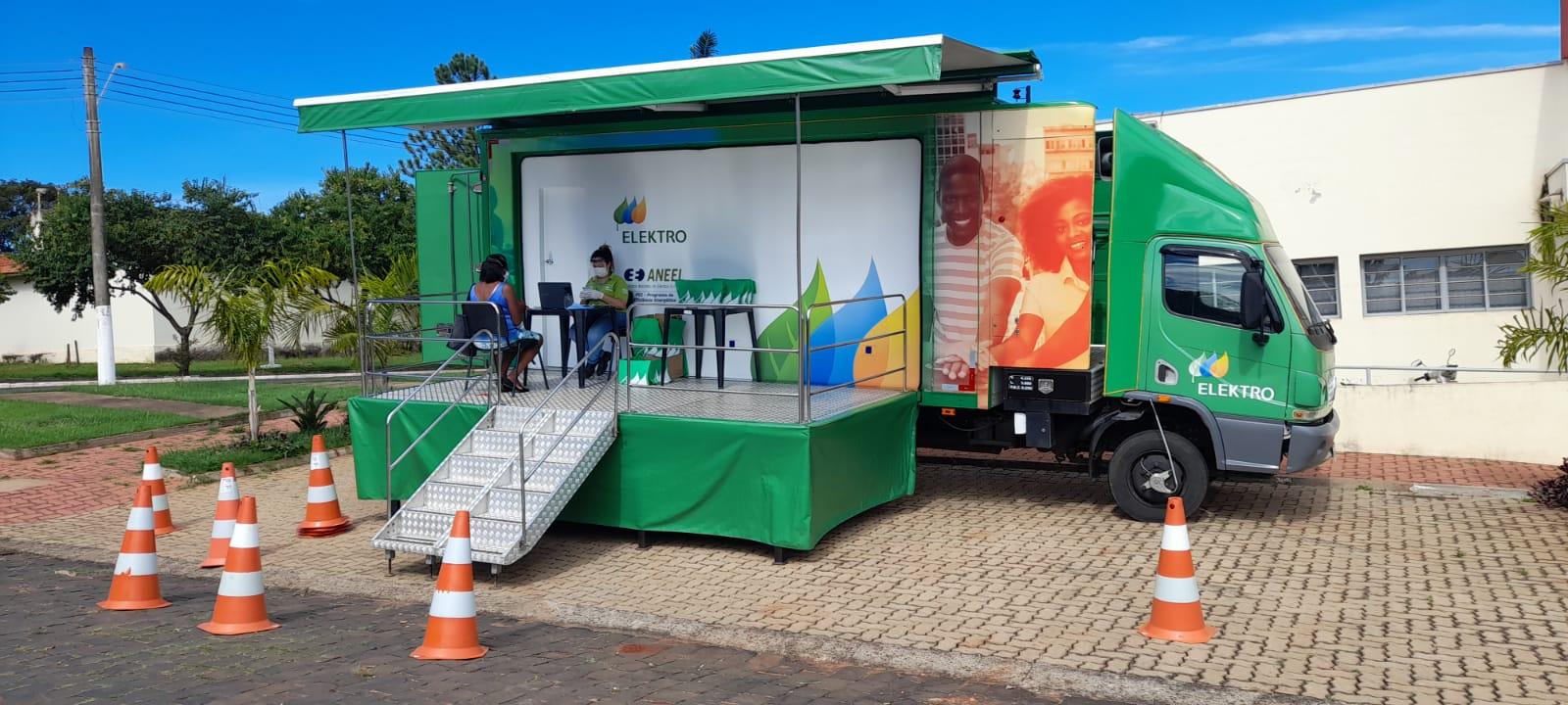 Parceria da Prefeitura de Limeira com Elektro troca lâmpadas de consumidores de baixa renda