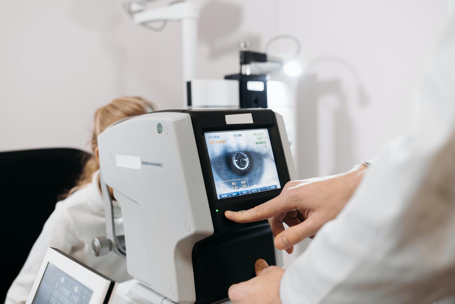 Retinoblastoma: entenda o câncer nos olhos da filha de Tiago Leifert e Daiana Garbin