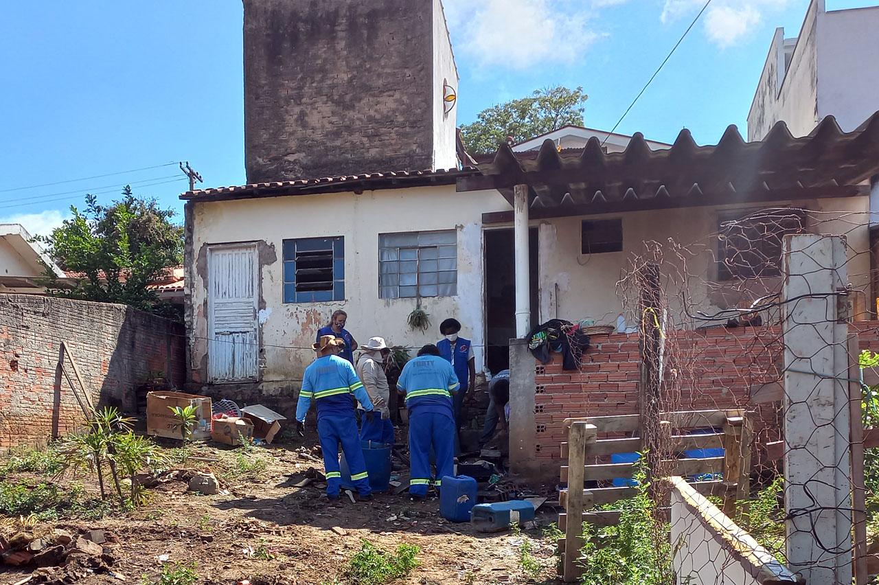 Imóvel na Vila Rocha em Limeira é alvo de limpeza compulsória