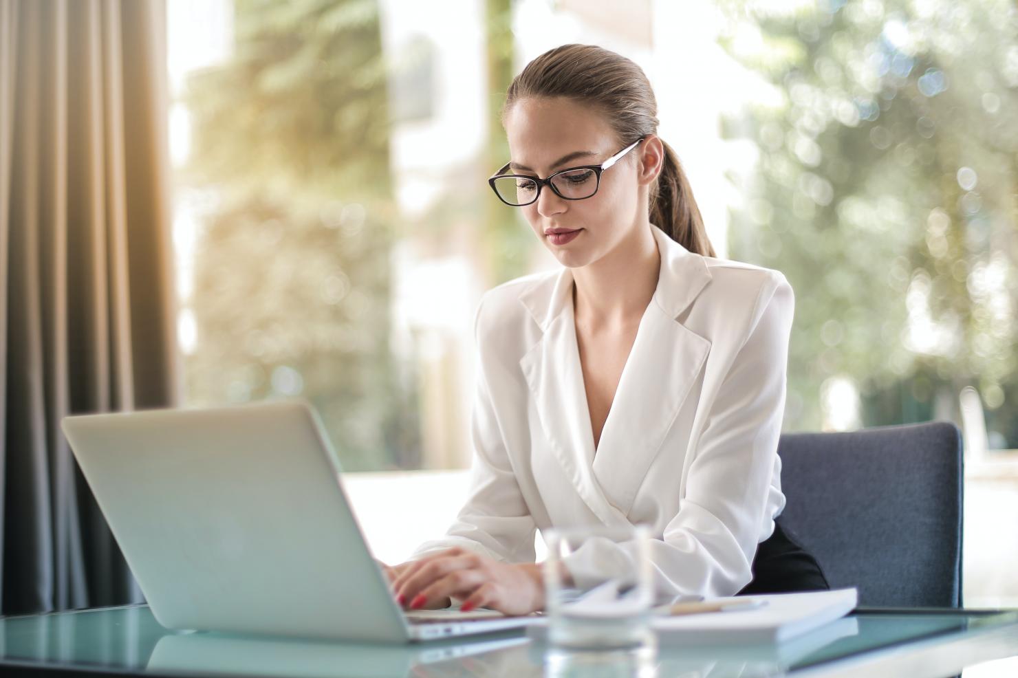 Ômicron: É a hora de tudo voltar 'ao normal' no trabalho?