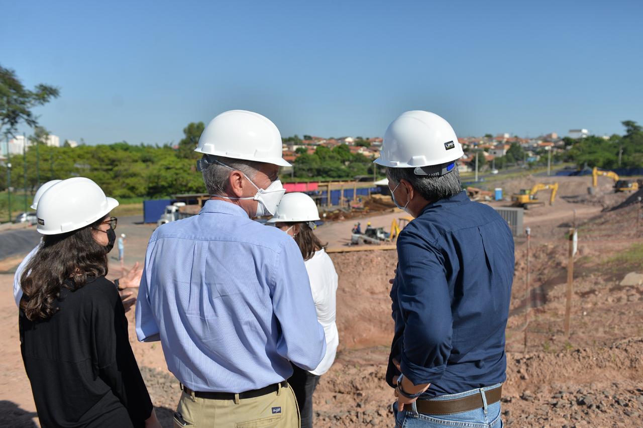 Prefeito de Limeira visita obras do Sesc