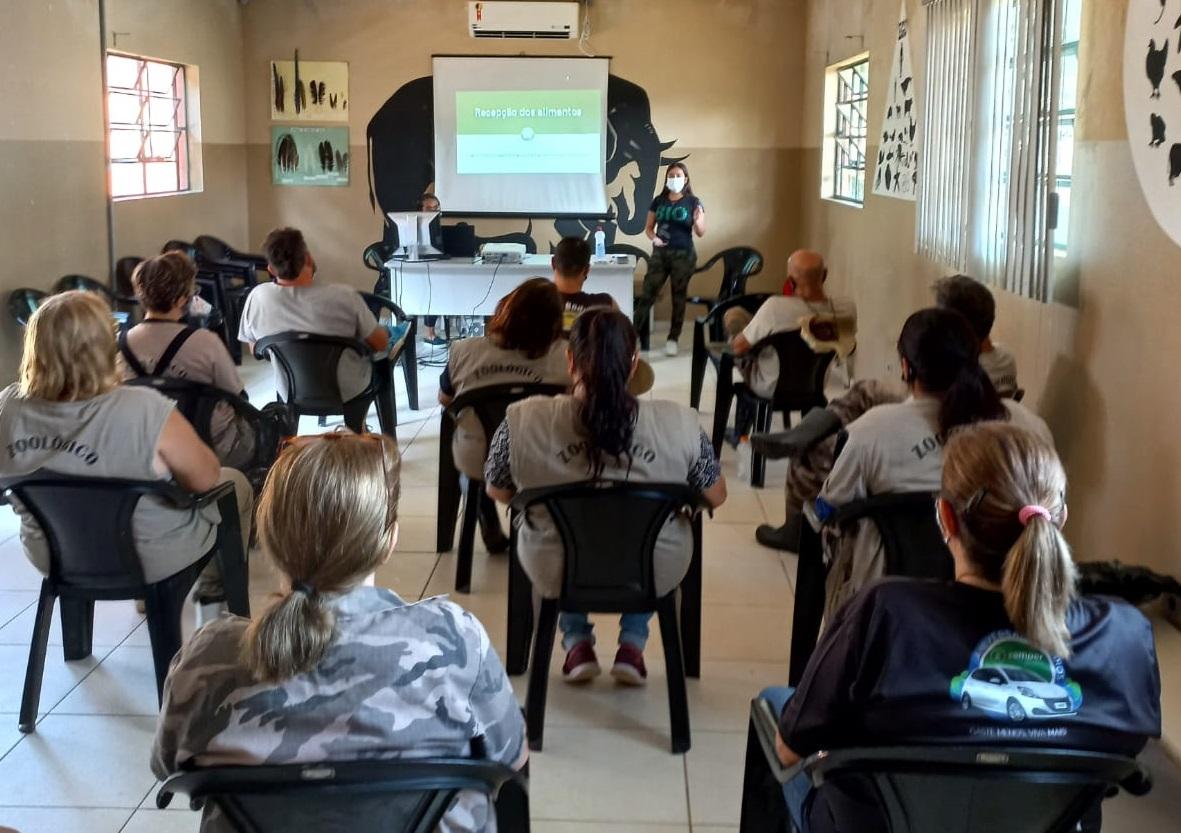 Servidores do Zoo de Limeira recebem capacitação de nutrição e manejo de animais