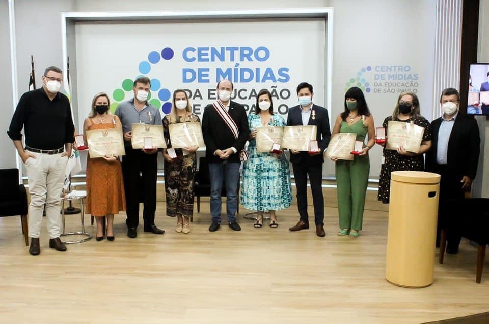 Secretária de Educação de Cordeirópolis recebe medalha MMDC Caetano de Campos