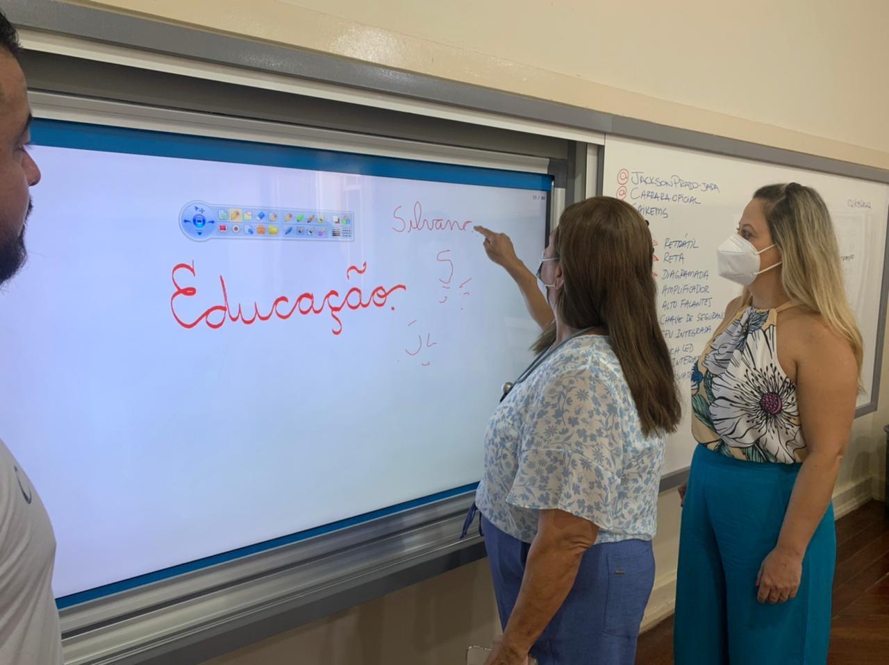 Escolas da rede municipal de ensino de Cordeirópolis recebem lousas digitais