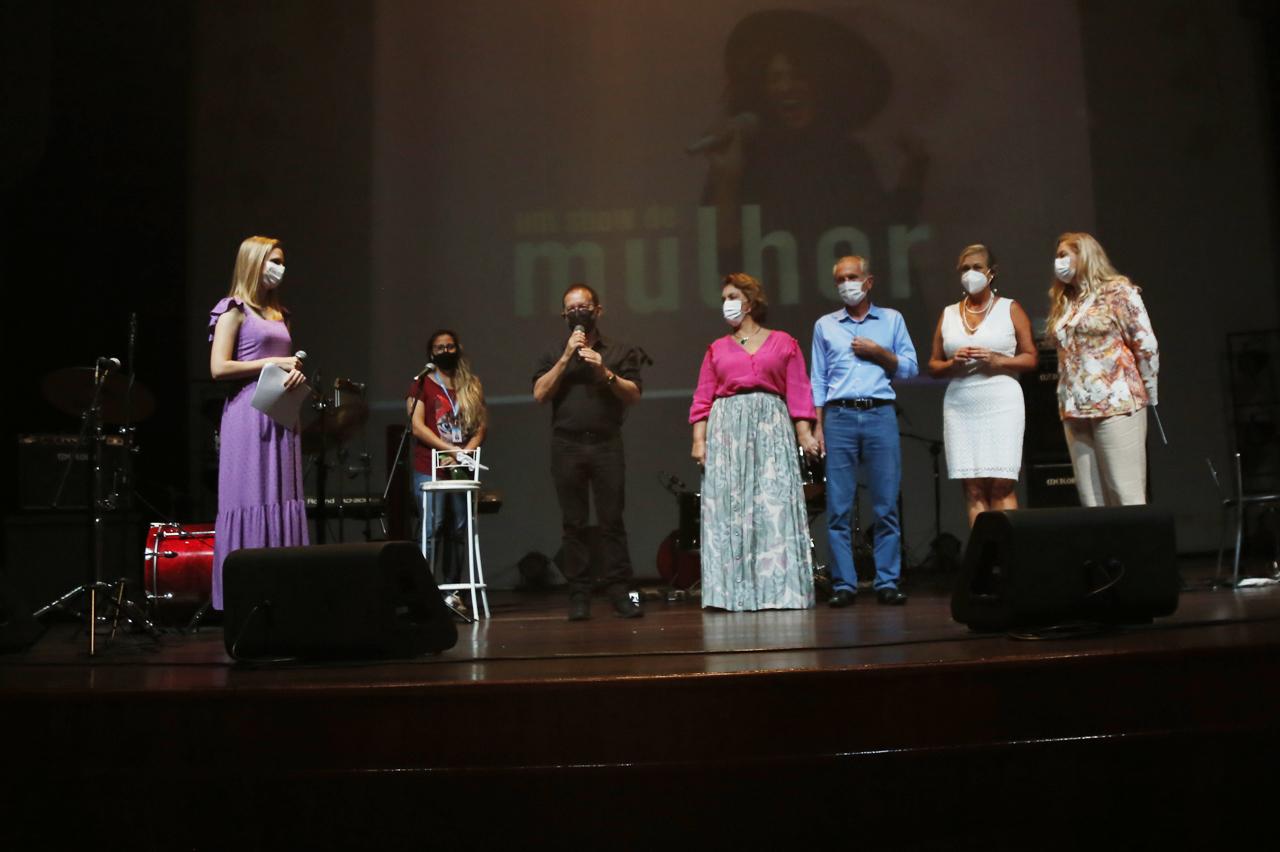 Um Show de Mulher reúne artistas e autoridades