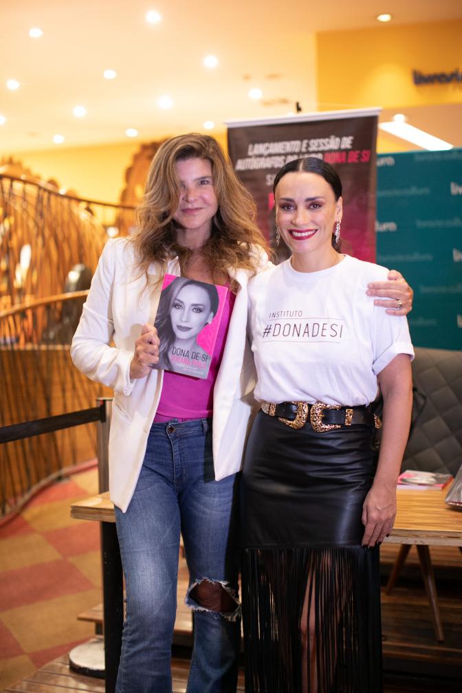 Suzana Pires recebe famosos como Cristiana Oliveira em lançamento de livro