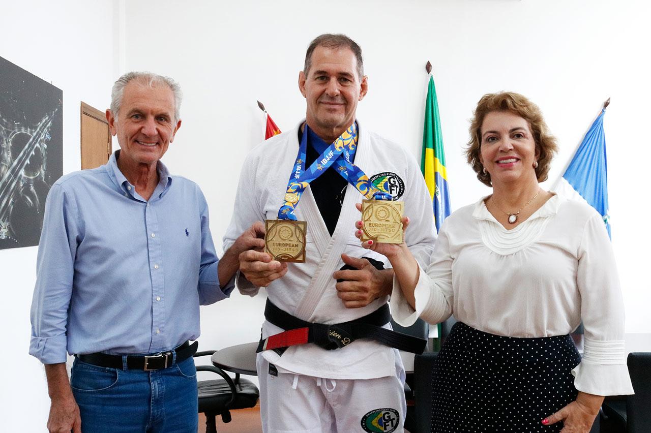 Prefeito e primeira-dama de Limeira recebem lutador