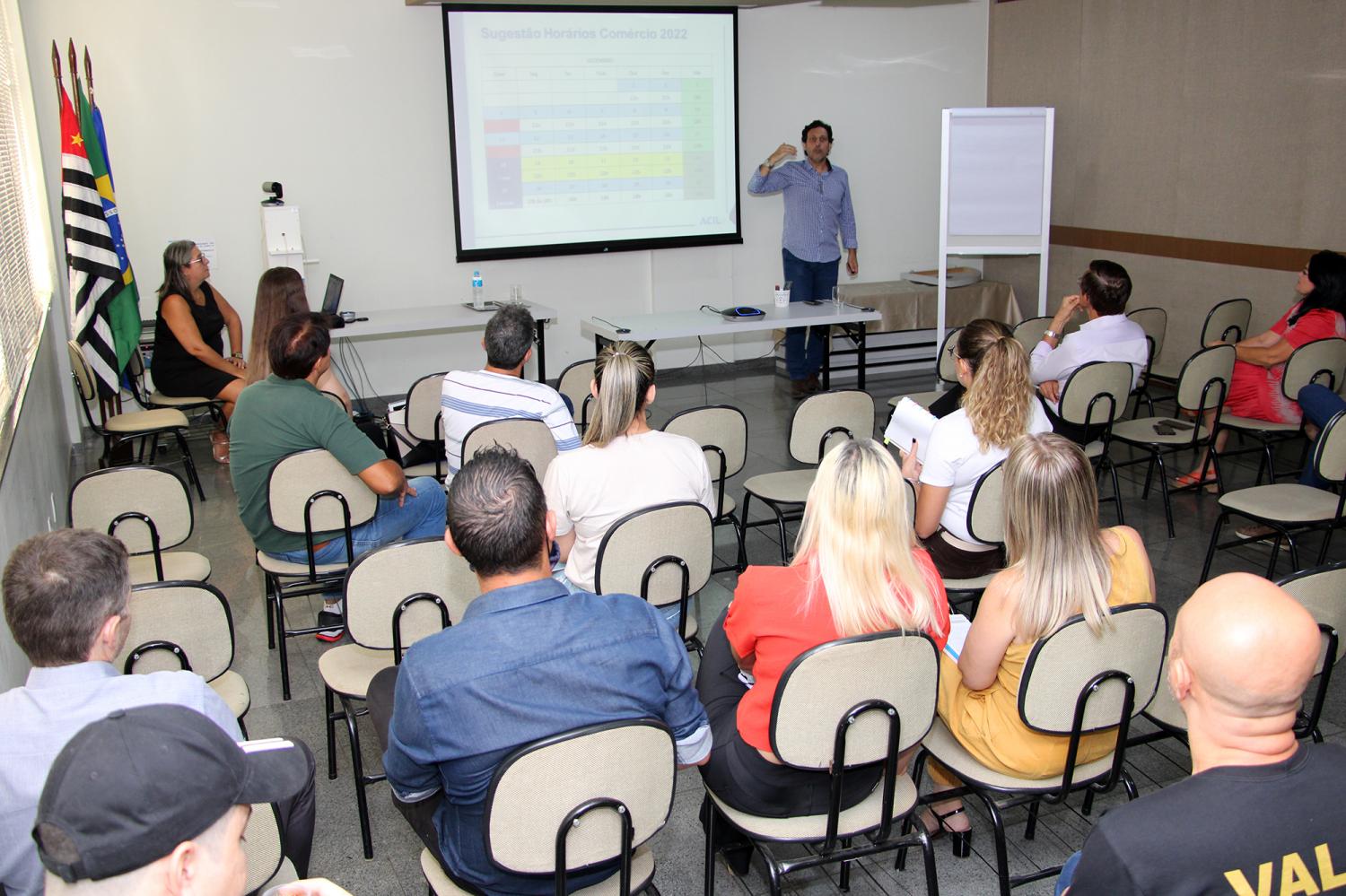 Lojistas de Limeira decidem horário do comércio de rua para 2022 em reunião aberta na ACIL