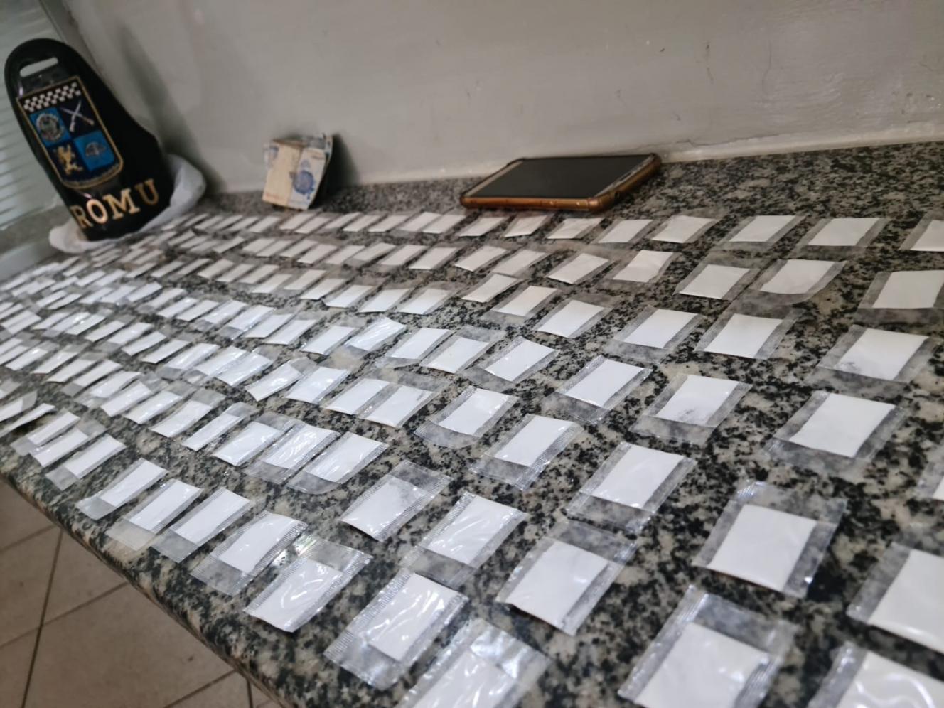 Homem é detido por tráfico de drogas no Abílio Pedro, em Limeira