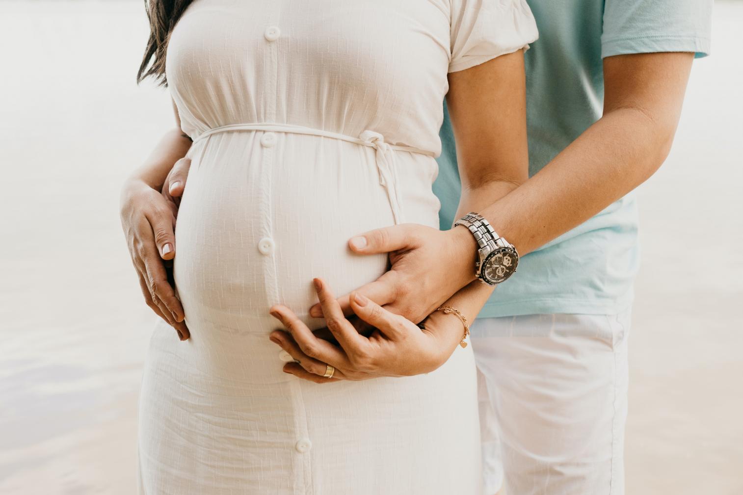 Covid-19, vacina e gravidez: dois anos após pandemia, pesquisas mostram que imunizante protege bebês e mulheres