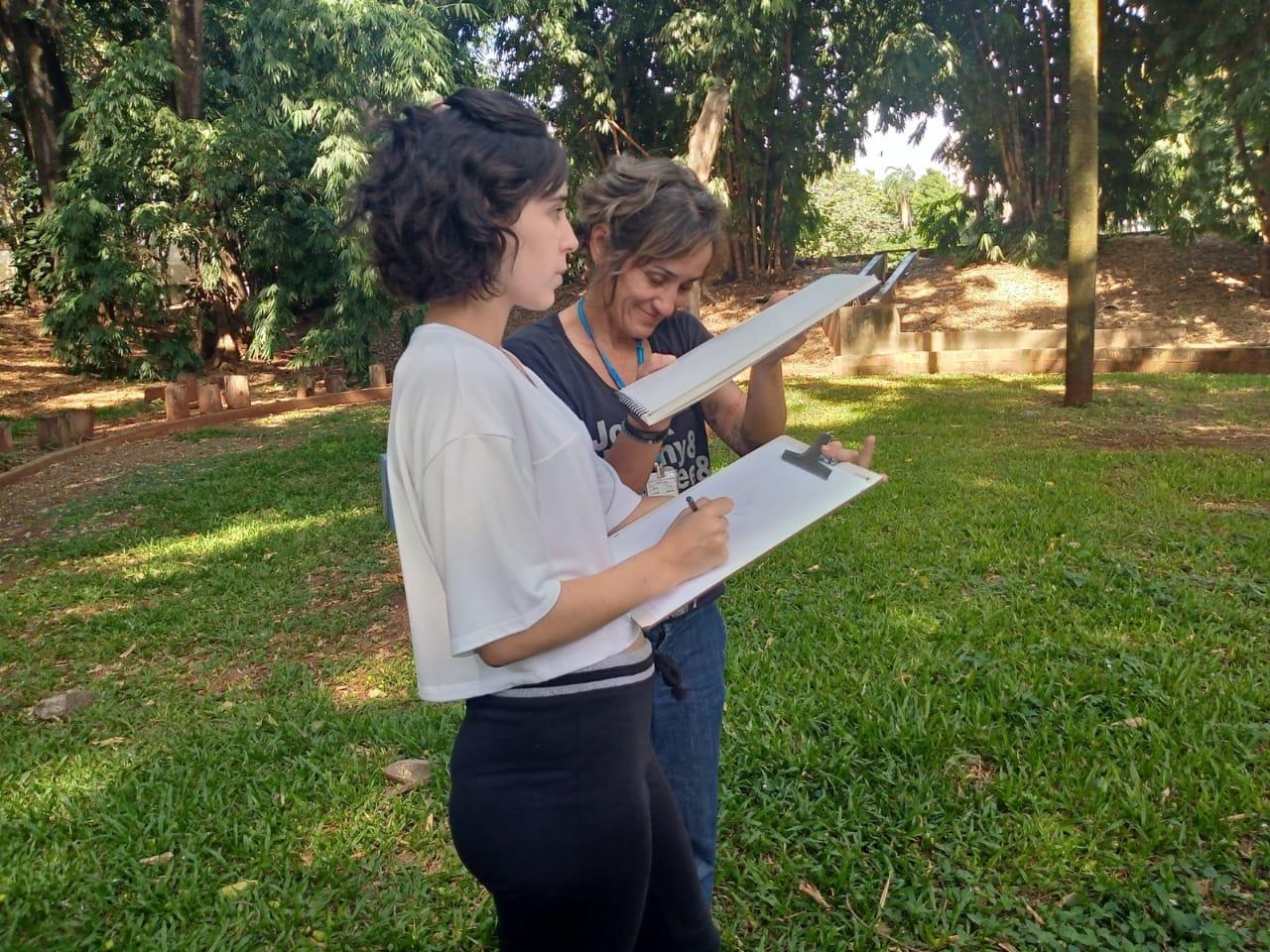 Alunos de Artes Plásticas têm aula externa no Bosque Prefeita Maria Thereza em Limeira