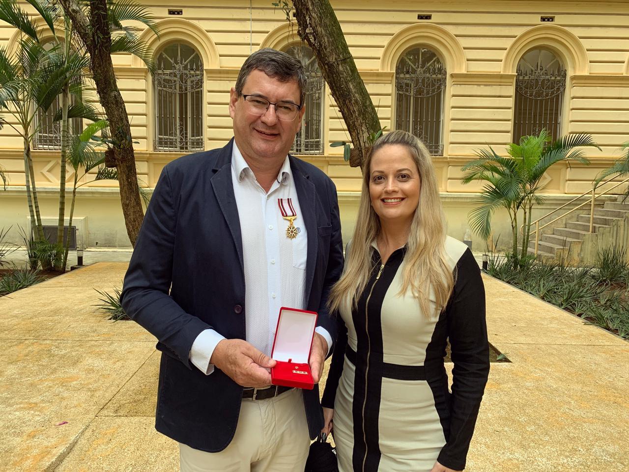 Prefeito de Cordeirópolis recebe medalha de ordem ao mérito da Secretaria de Educação do Estado