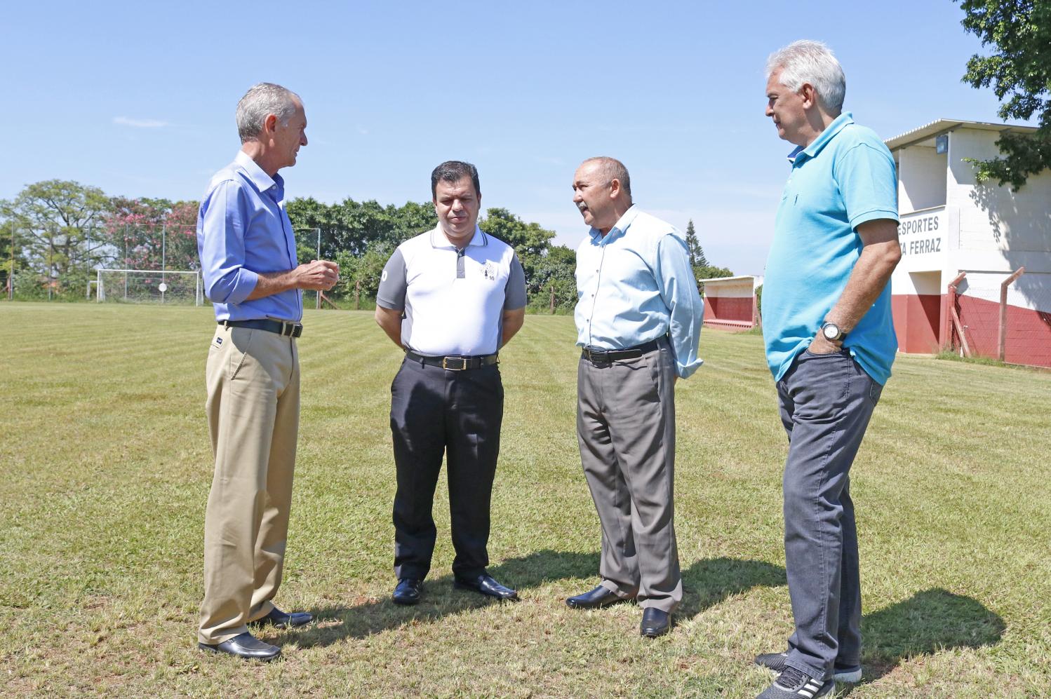 Prefeito, secretário e vereadores consolidam parceria para campo sintético