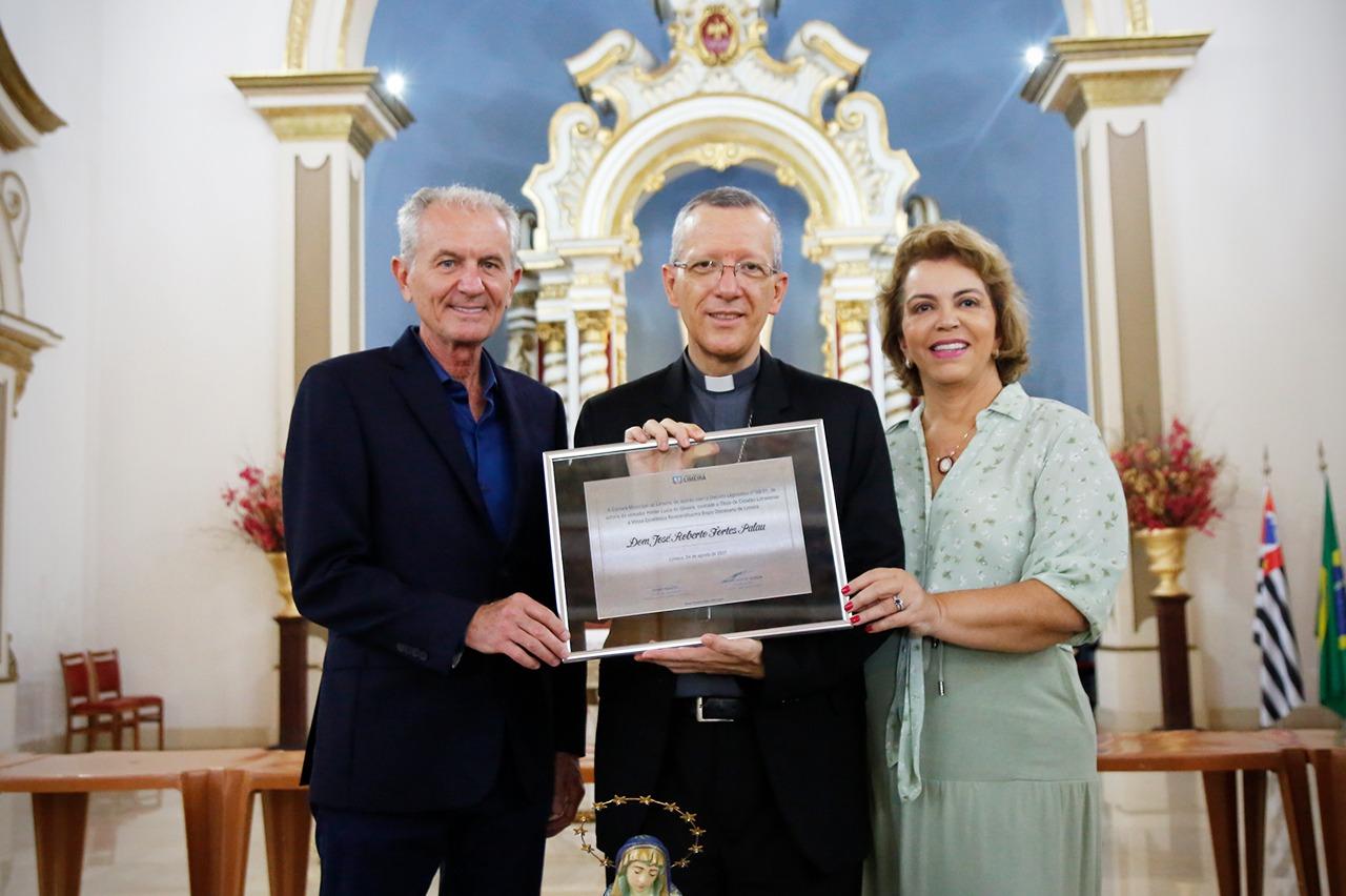 Prefeito de Limeira participa de entrega de título de cidadão limeirense ao bispo diocesano Dom José