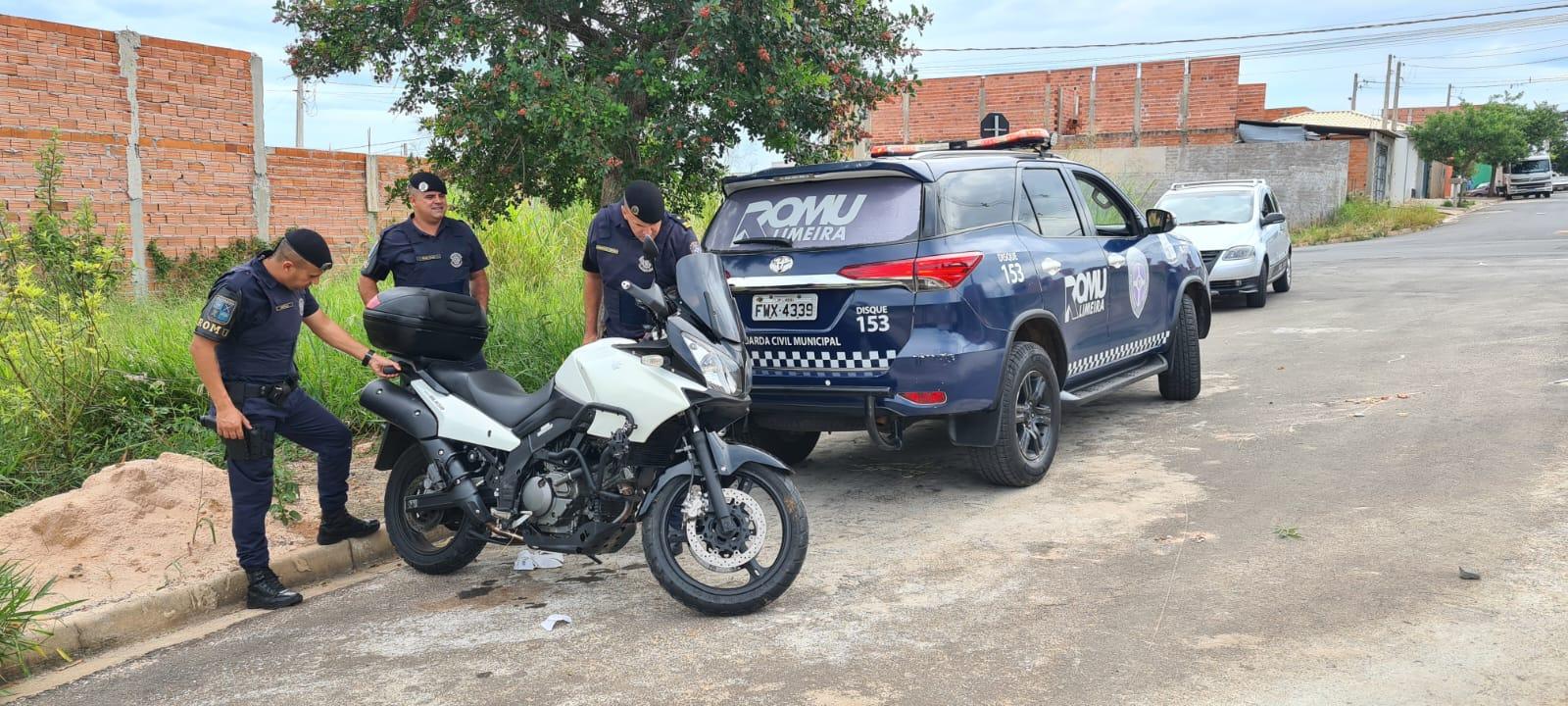 GCMs recuperam moto em área verde no Jd. dos Jequitibás em Limeira
