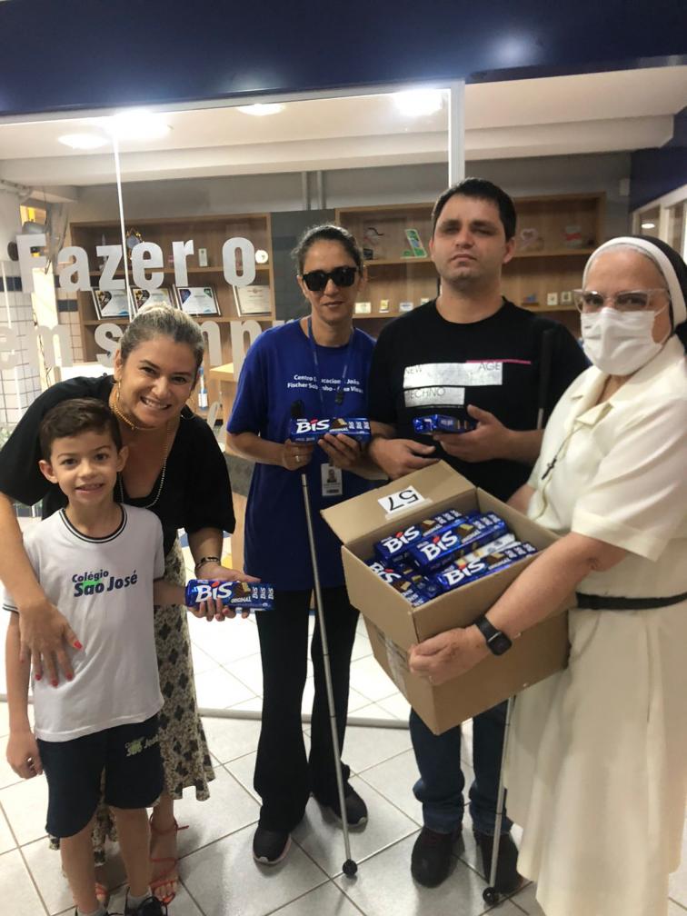 João Fischer Área Visual recebe doação de chocolate do Colégio São José