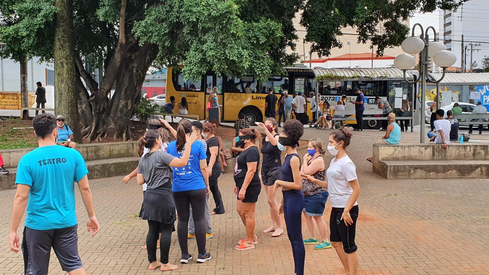 Alunos de teatro participam de atividade prática em praça de Limeira