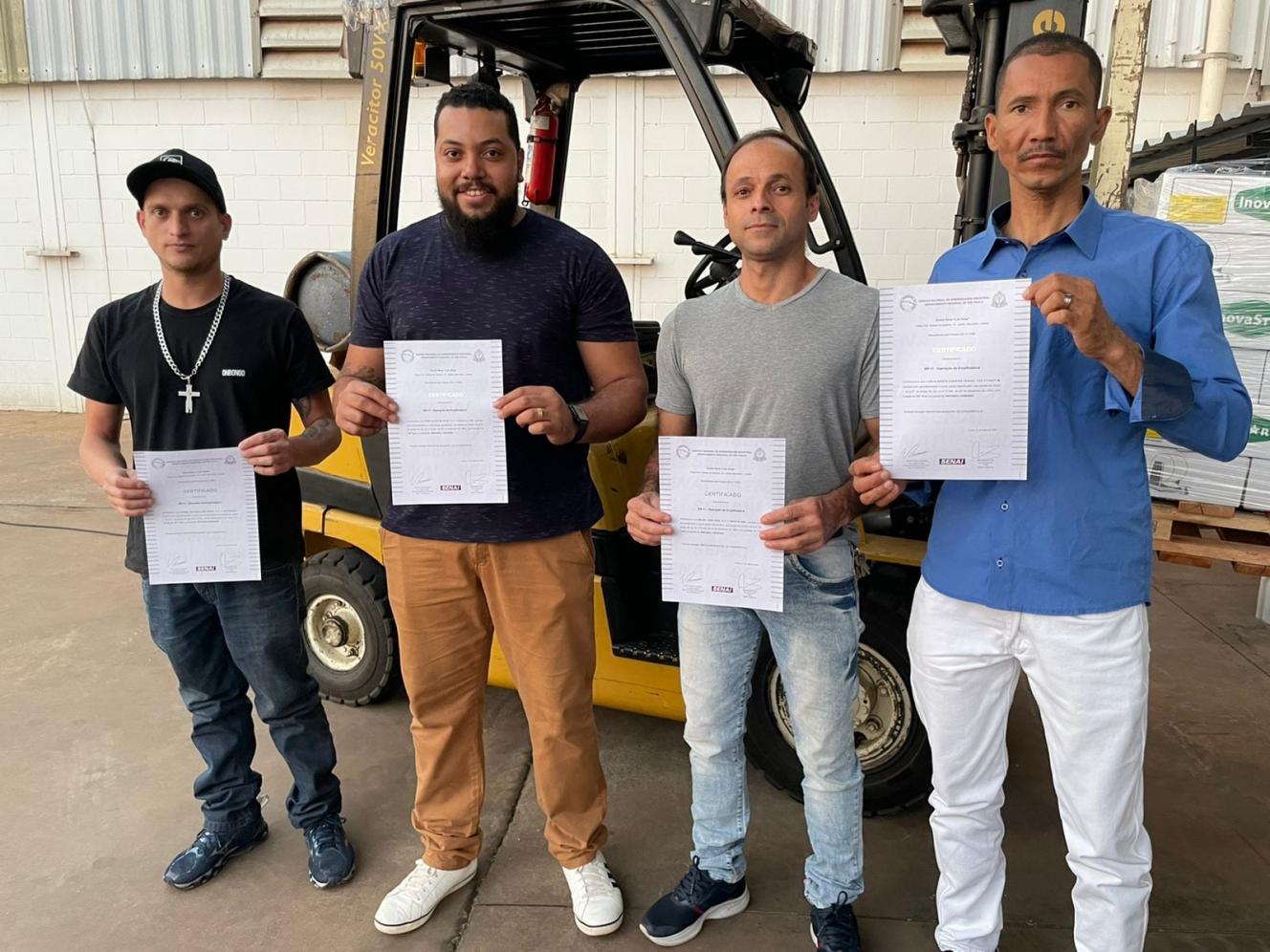 Em parceria com o Senai, Prefeitura de Cordeirópolis entrega 24 diplomas com formação de empilhadeirista