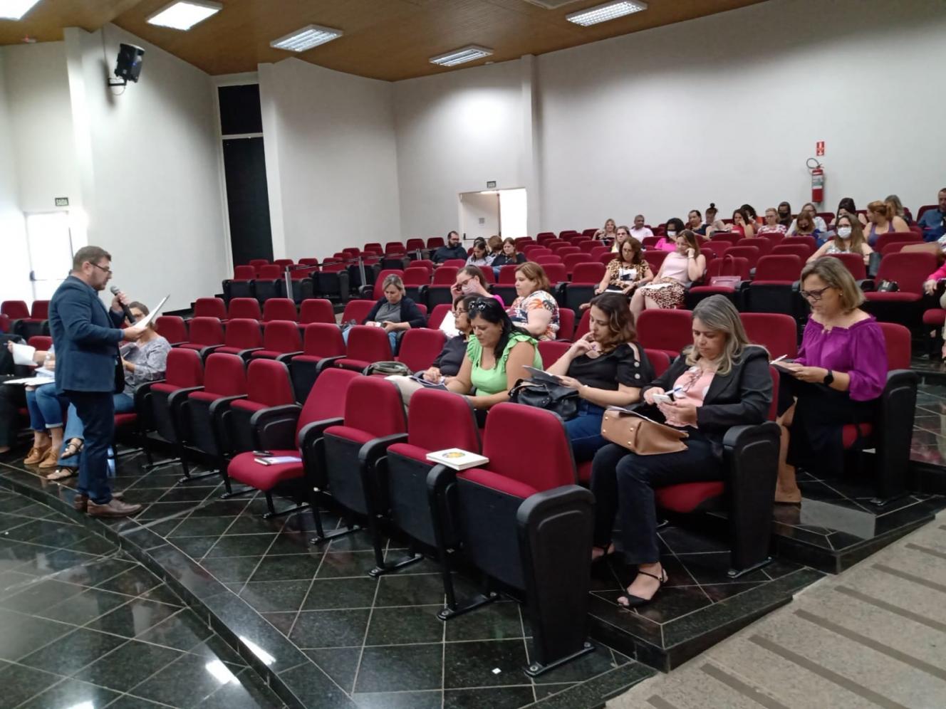 Equipe de gestores da Educação participa de palestra