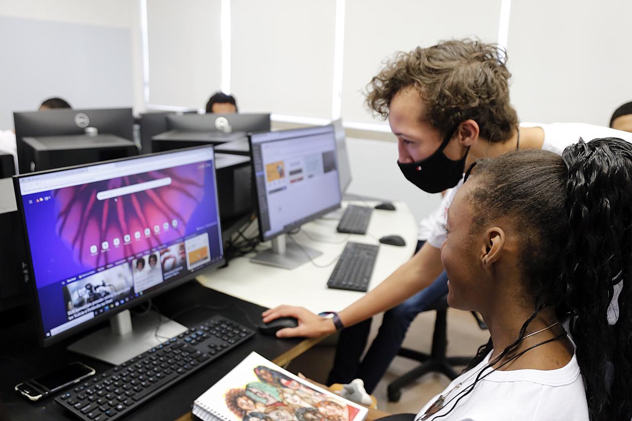 Adolescentes iniciam curso de tecnologia no Senai em Limeira