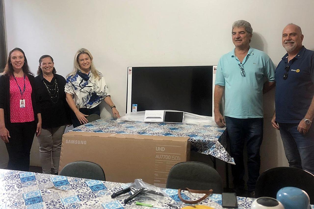 Centro João Fischer em Limeira recebe doação de TV e de tablet