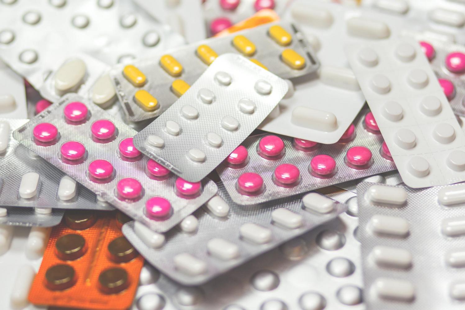 Pesquisa do Procon-SP apurou diferença de até 43% entre os medicamentos de referência