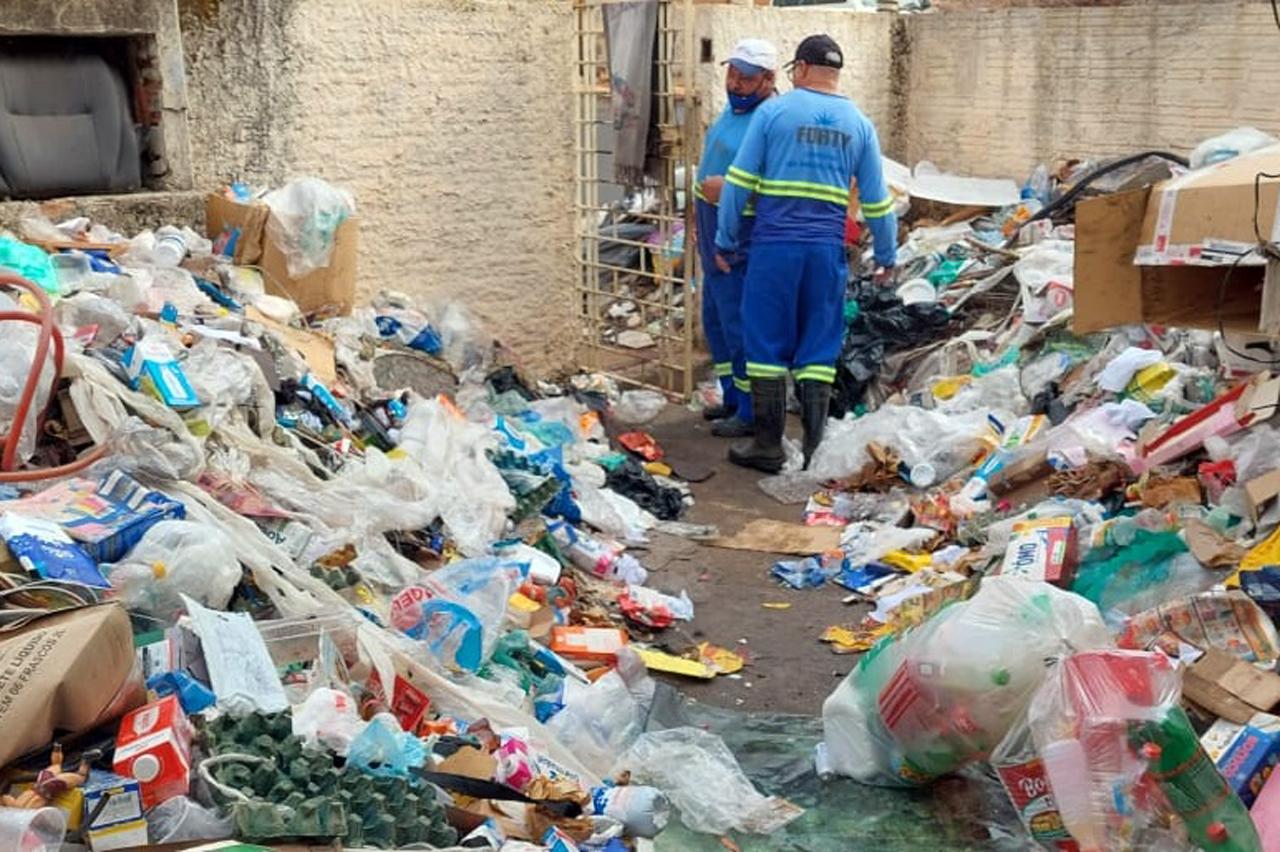 Força tarefa faz limpeza compulsória em casa da Vila Santa Lina em Limeira