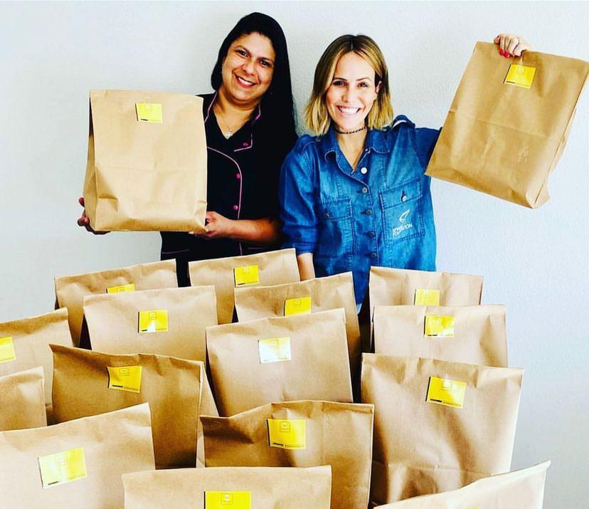 Conheça cozinheira brasileira que tem feito sucesso entre famosos nos EUA