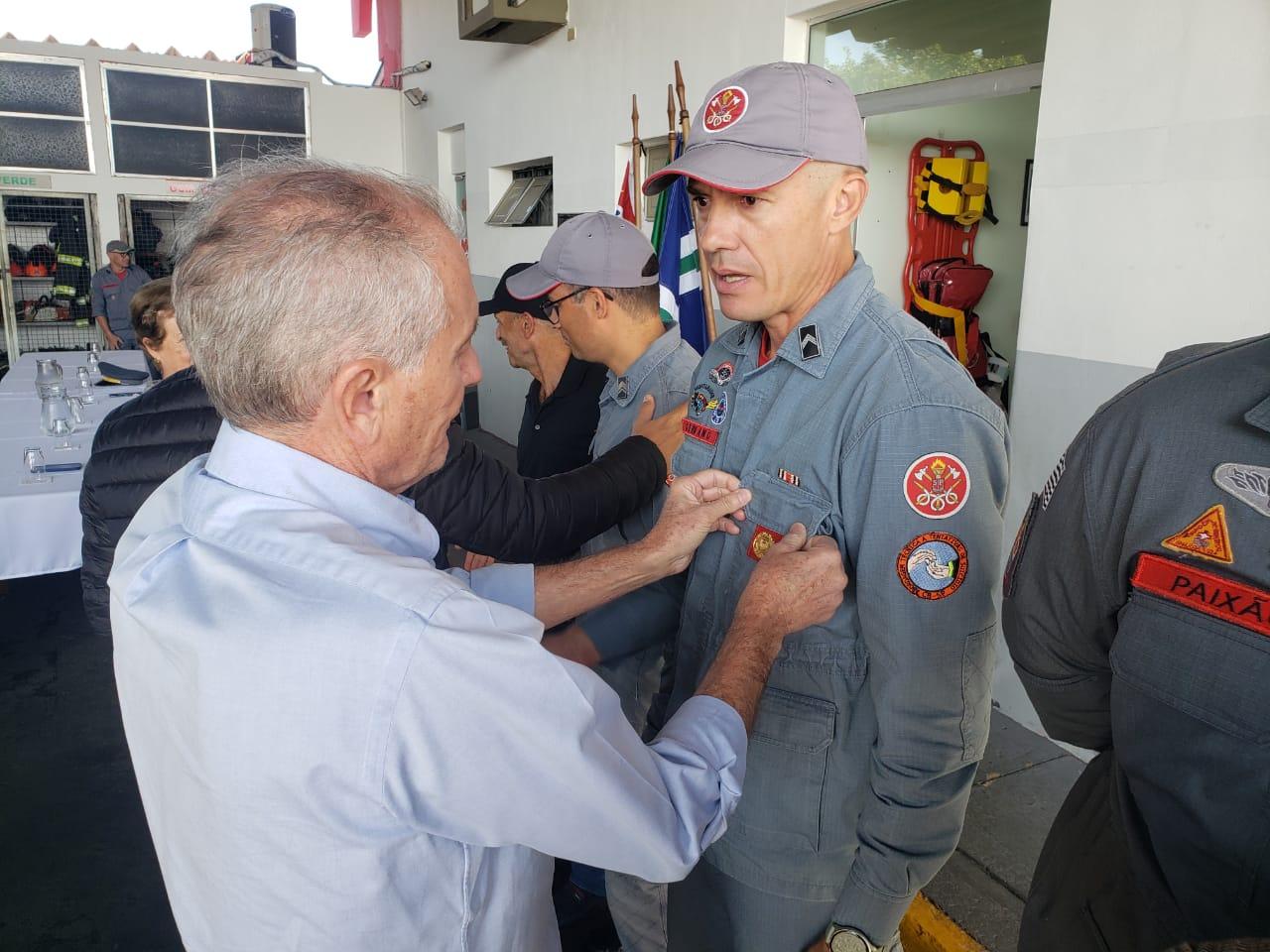 Prefeito de Limeira acompanha condecoração a bombeiros