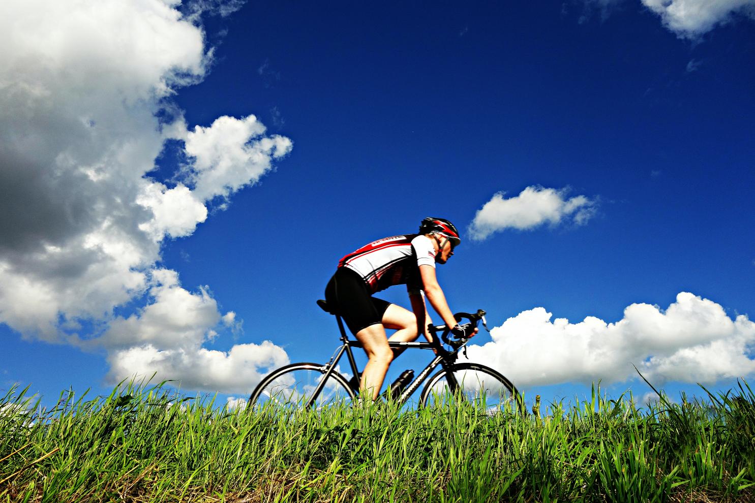 Dicas para andar de bike no inverno; saiba como se proteger