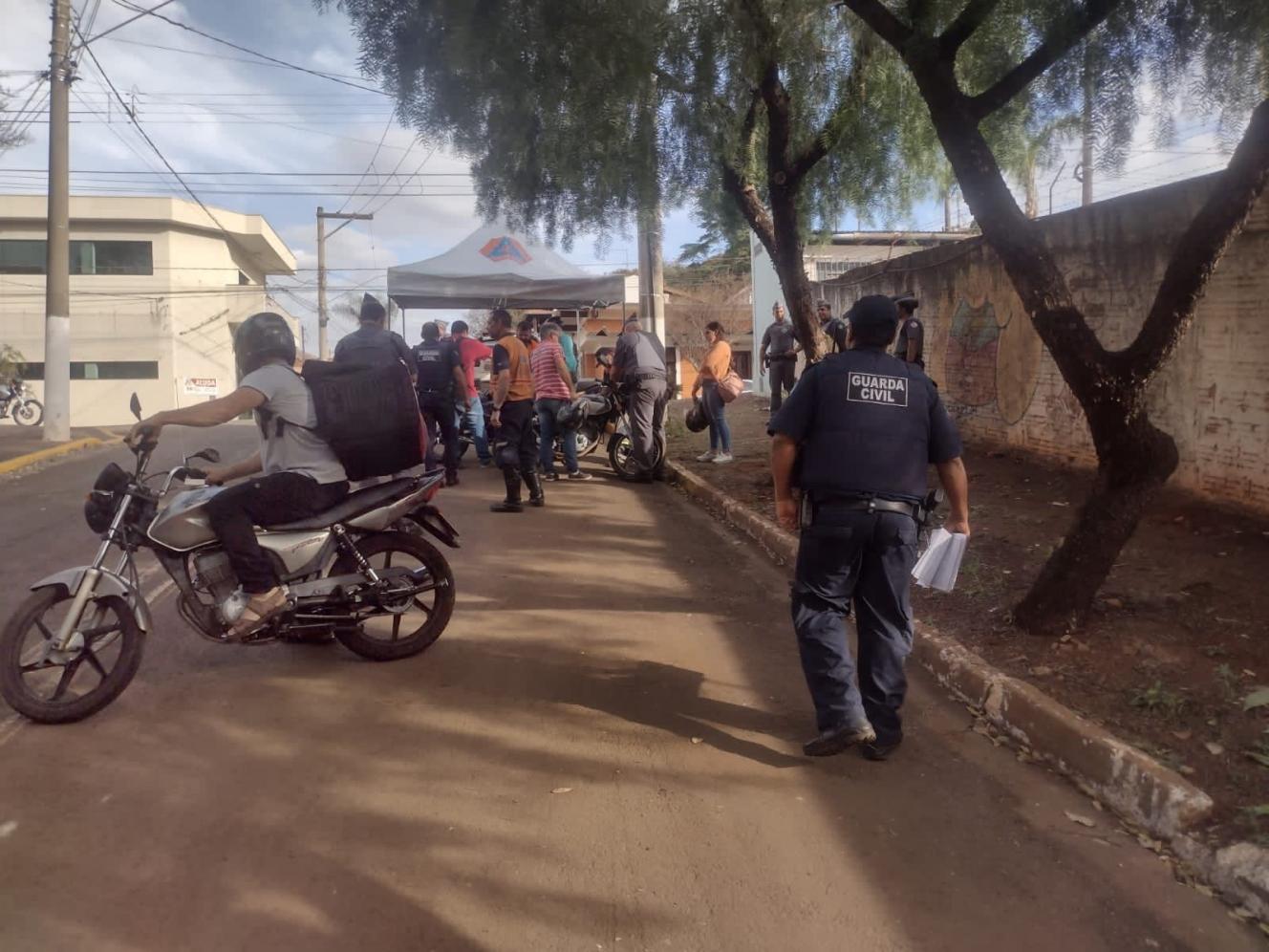 Polícia Militar, agentes de trânsito e Star Motos instalam antenas em motocicletas