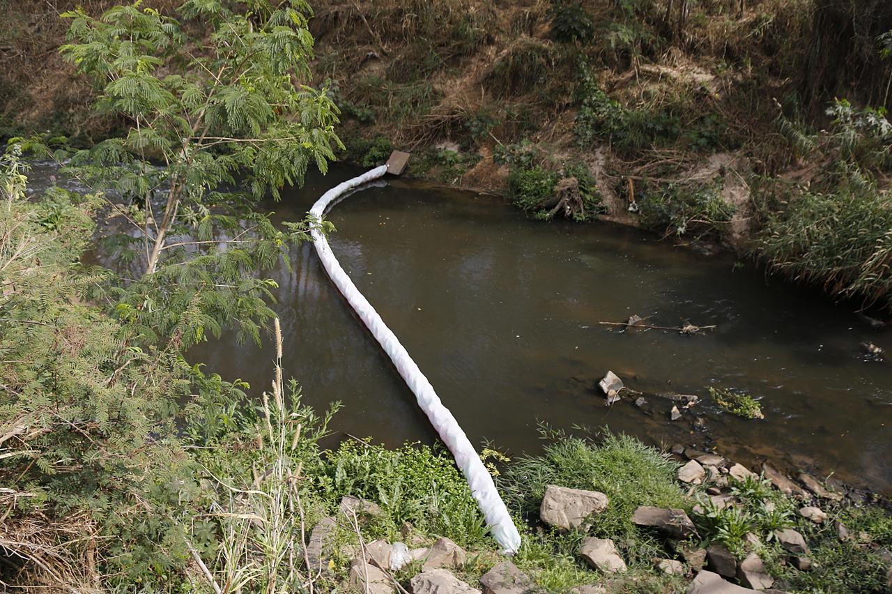 Ribeirão Tatu em Limeira recebe ecobarreira para coleta de resíduos 