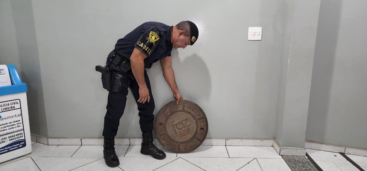 GCM de Limeira detém homem com tampa de ferro furtada de rede de esgoto