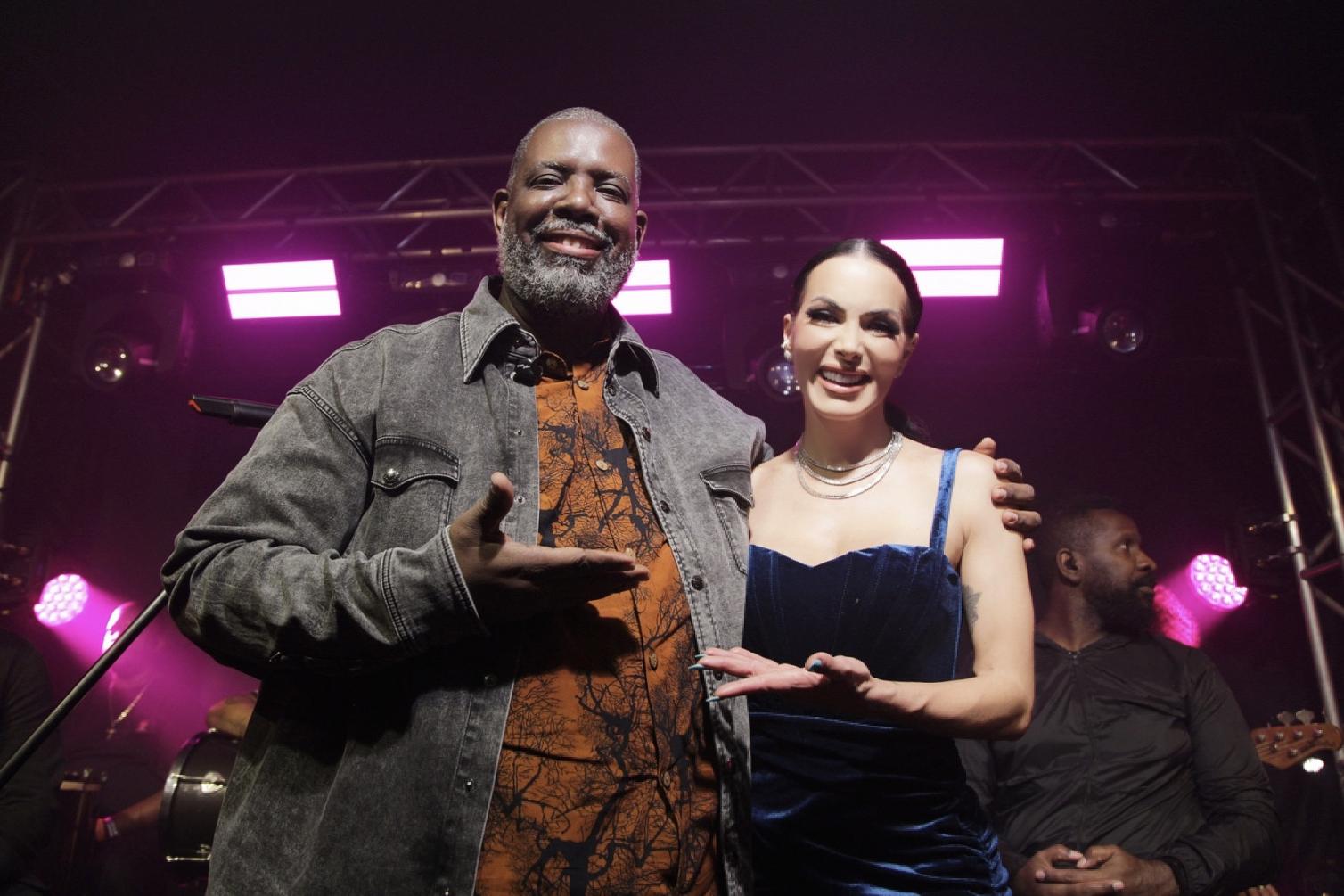 Carla Prata recebe famosos em festa de lançamento de seu novo projeto