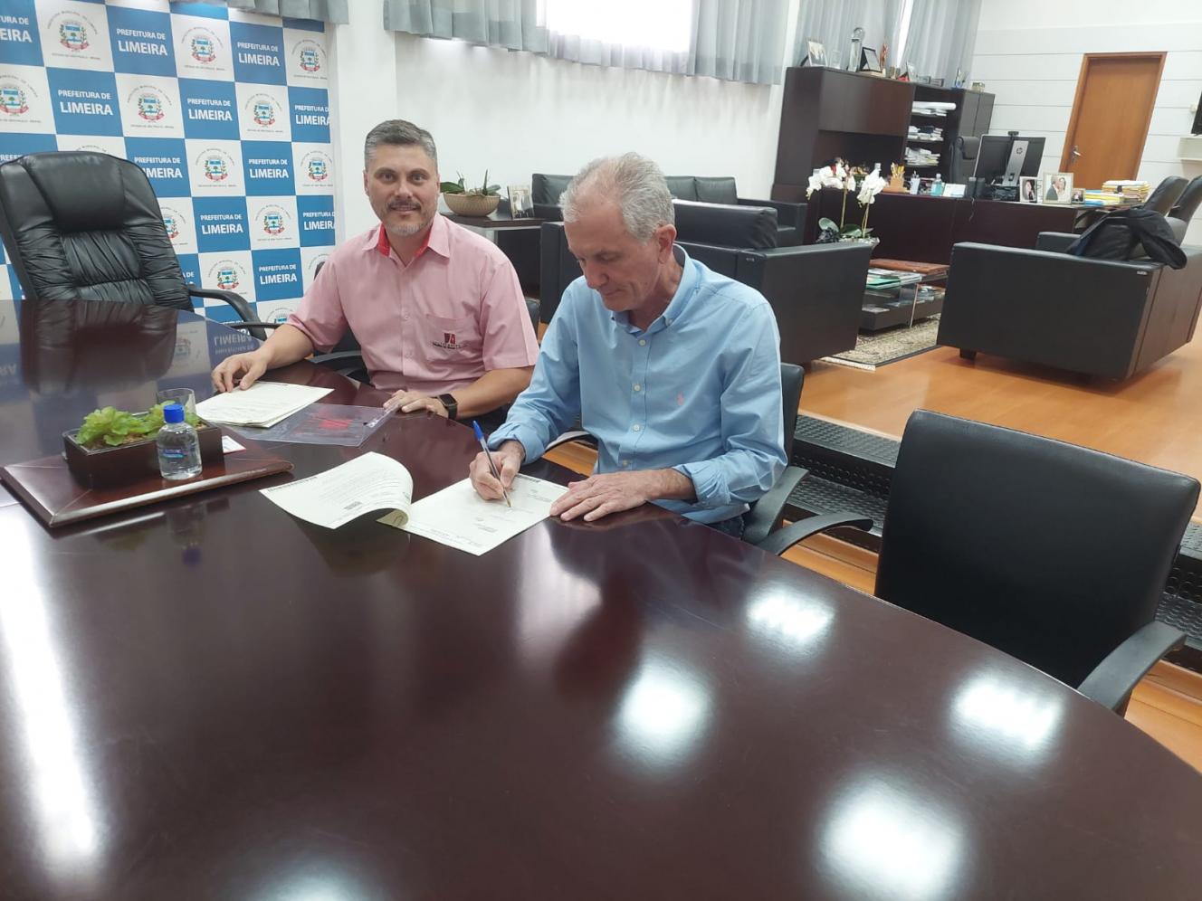 Prefeito de Limeira assina escritura e município tem posse de área para habitação